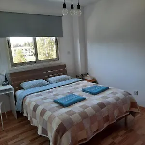  בית אירוח Private In Shared Near Airport - 24 Hour Shuttle Service קפריסין